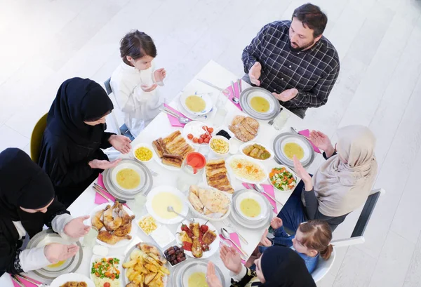 イード ムバラクイフタールの夕食前に祈るイスラム教徒 ラマダーン月の家で伝統的な食べ物を食べる 現代の西洋イスラム家族でのイスラムハラールの食事と飲み物 — ストック写真