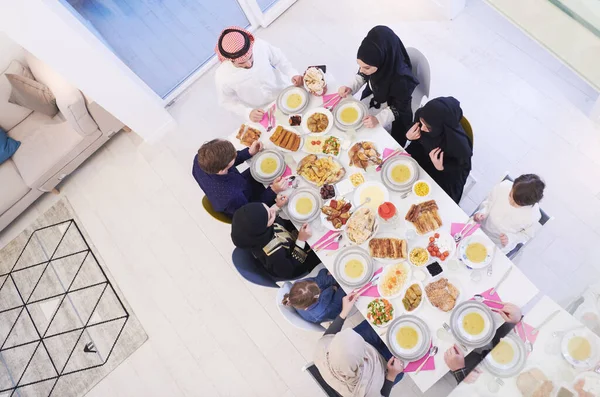 Eid Mubarak Família Muçulmana Jantando Iftar Comendo Comida Tradicional Durante — Fotografia de Stock