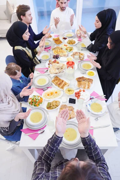 Eid Mubarak Muslim People Praying Iftar Dinner Eating Traditional Food — Stock Photo, Image