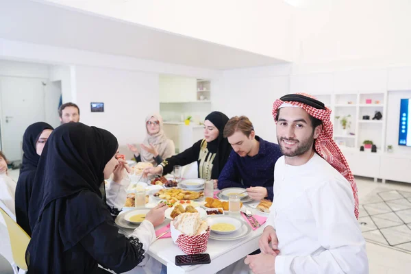 Ung Arabier Man Har Iftar Middag Med Muslimsk Familj Äta — Stockfoto