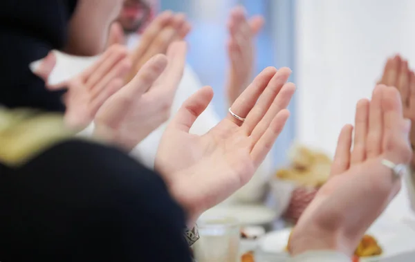 Iftar 기도하는 무바라크 무슬림들 라마단이 집에서 전통적 음식을 먹는다 가정에서 — 스톡 사진