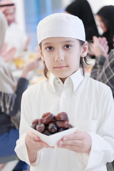 Muslimische Familie Eid Mubarak Beim Iftar Abendessen Kleiner Junge Der — Stockfoto