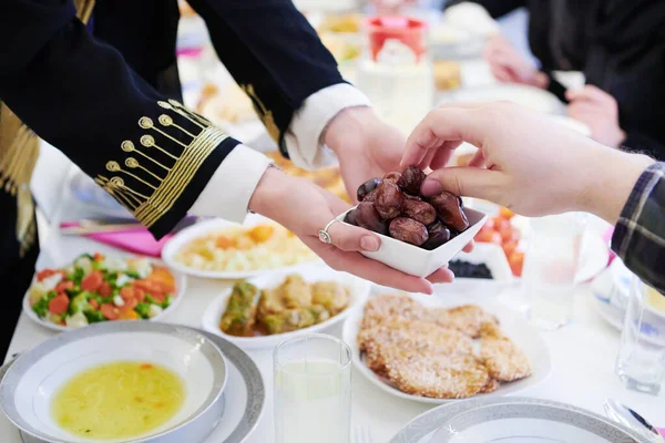 Eid Mubarak Muselman Familj Har Iftar Middag Äta Dadlar Till — Stockfoto