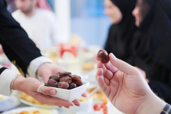Eid Mubarak Família Muçulmana Ter Iftar Jantar Comendo Datas Para — Fotografia de Stock