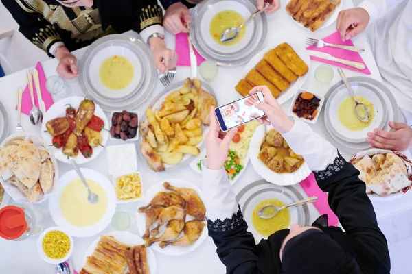 Muslimische Eid Mubarak Familie Beim Iftar Abendessen Bei Dem Sie — Stockfoto