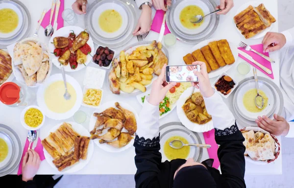 Eid Mubarak Muzułmańska Rodzina Iftar Obiad Robienie Zdjęć Telefonu Komórkowego — Zdjęcie stockowe