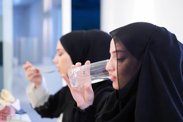 Eid Mubarak Familia Musulmana Teniendo Iftar Cena Beber Agua Para — Foto de Stock