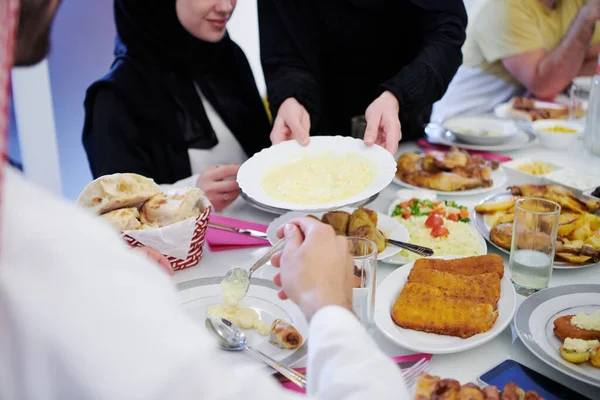 Eid Mubarak Família Muçulmana Jantando Iftar Comendo Comida Tradicional Durante — Fotografia de Stock