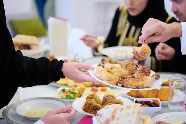 イフタールの夕食を持つイード ムバラク イスラム教徒の家族ラマダーン月に自宅で伝統的な食べ物を食べる イスラム教のハラル食と飲酒 イスラーム家族 — ストック写真