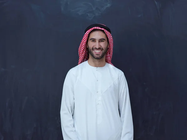 Retrato Joven Árabe Vestido Con Ropa Tradicional Frente Una Pizarra —  Fotos de Stock