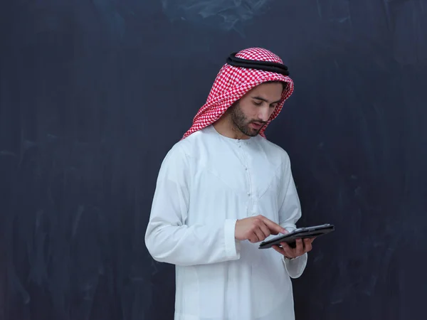 Genç Arap Müslüman Adamı Siyah Karatahtanın Önünde Tesettürlü Kıyafetler Giyerek — Stok fotoğraf