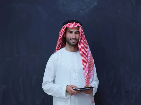 Giovane Uomo Affari Arabo Musulmano Utilizzando Tablet Computer Indossando Vestiti — Foto Stock