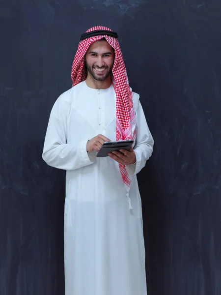 Genç Arap Müslüman Adamı Siyah Karatahtanın Önünde Tesettürlü Kıyafetler Giyerek — Stok fotoğraf