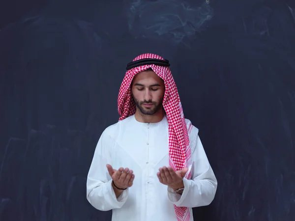 Joven Hombre Árabe Ropa Tradicional Haciendo Oración Tradicional Dios Mantiene — Foto de Stock