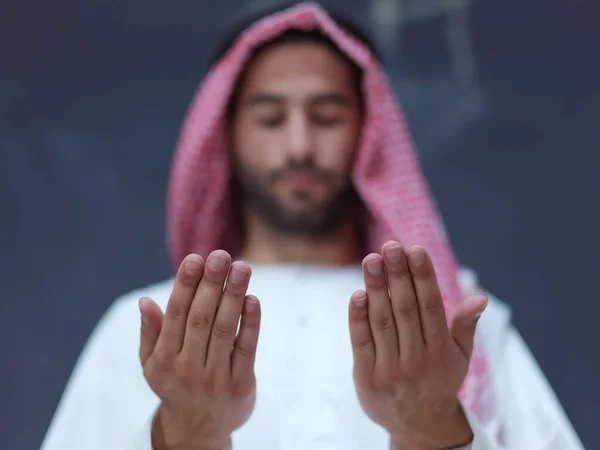 Jovem Homem Árabe Roupas Tradicionais Fazendo Oração Tradicional Deus Mantém — Fotografia de Stock