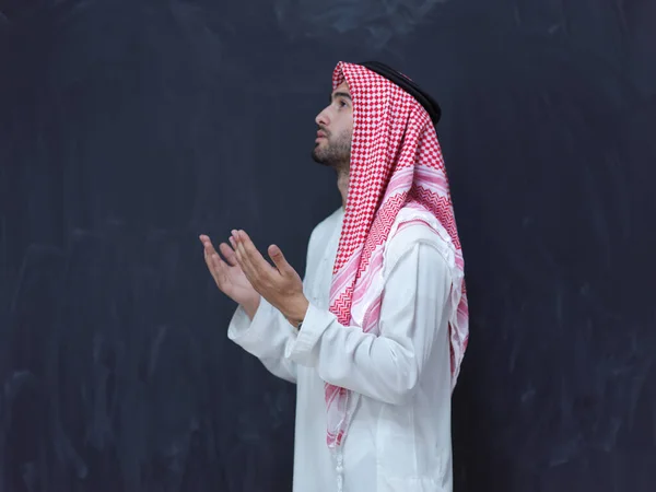 Jonge Arabische Man Traditionele Kleren Die Traditioneel Gebed Tot God — Stockfoto