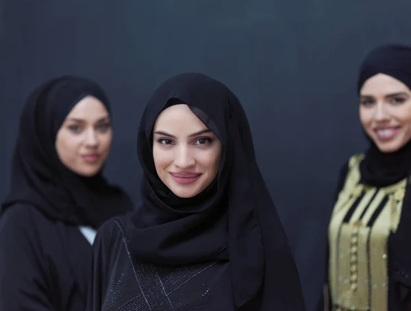 Групповой Портрет Красивых Мусульманских Женщин Модной Одежде Хиджабом Изолированным Фоне — стоковое фото