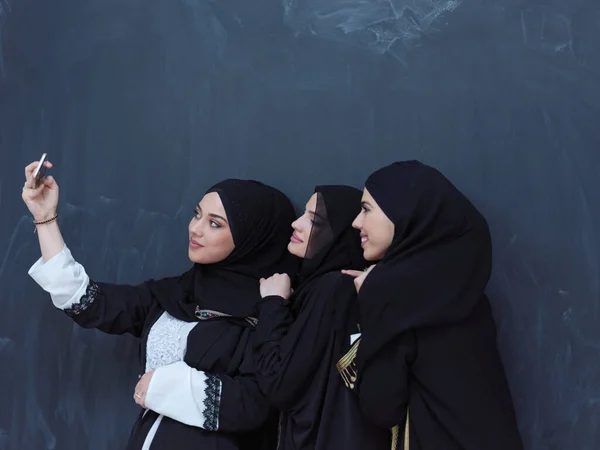 Grupo Jóvenes Hermosas Mujeres Musulmanas Vestido Moda Con Hijab Usando — Foto de Stock