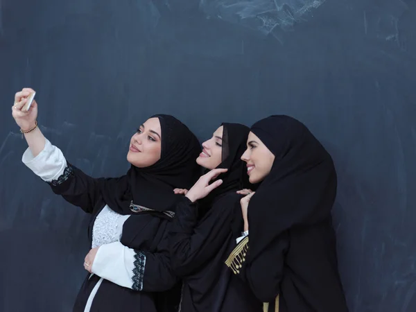 Группа Молодых Красивых Мусульманских Женщин Модном Платье Хиджабом Помощью Мобильного — стоковое фото