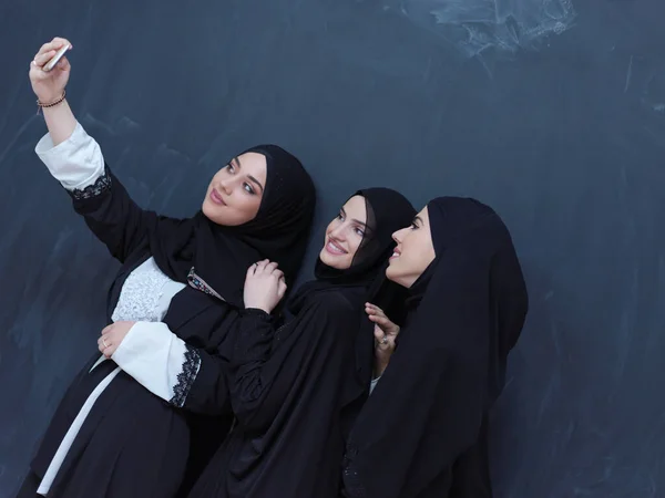 Skupina Mladých Krásných Muslimských Žen Módních Šatech Hidžábem Pomocí Mobilního — Stock fotografie