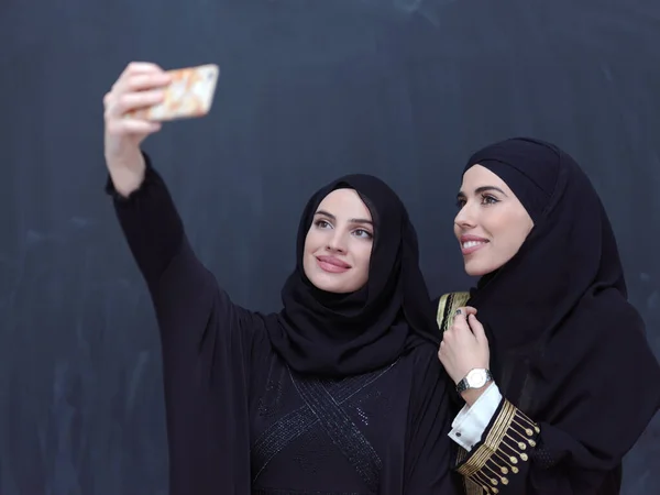 Grupo Jovens Mulheres Muçulmanas Bonitas Vestido Moda Com Hijab Usando — Fotografia de Stock