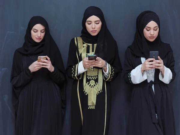 Gruppe Schöner Muslimischer Frauen Modischem Kleid Mit Hijab Mit Handy — Stockfoto