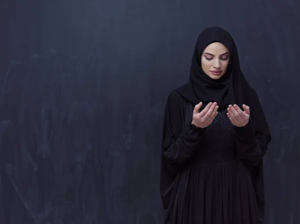 Retrato Bela Mulher Muçulmana Vestido Elegante Com Hijab Fazendo Oração — Fotografia de Stock