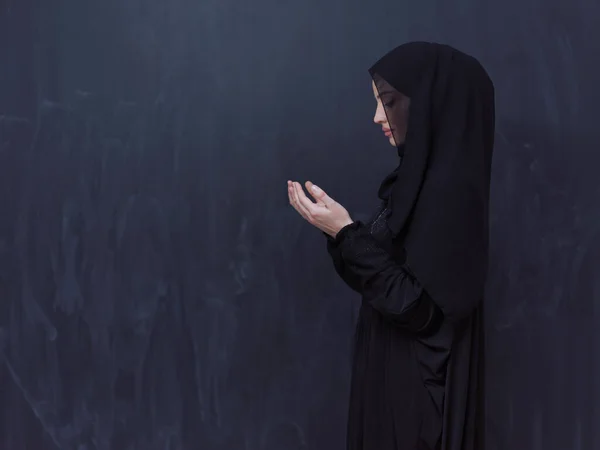 Портрет Красивой Мусульманской Женщины Модном Платье Хиджабом Совершающей Традиционную Молитву — стоковое фото