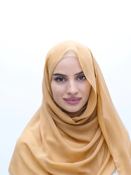 Porträt Einer Schönen Muslimischen Frau Modischem Kleid Mit Hijab Auf — Stockfoto