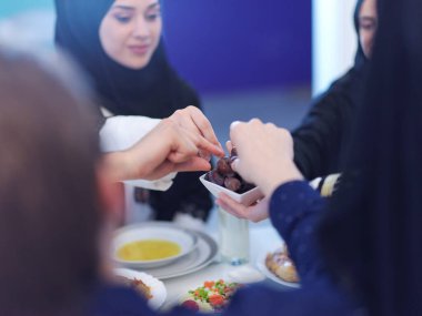Mübarek Mübarek ailesi ziyafeti kırmak için akşam yemeği yiyor. Ramazan Bayramı 'nda evde geleneksel yemekler yemek. Modern Batı İslam 'da İslami helal yiyecekler ve içecekler.