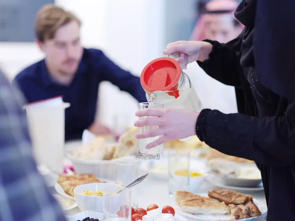 Eid Mubarak Moslim Familie Heeft Iftar Diner Drinkwater Het Feest — Stockfoto