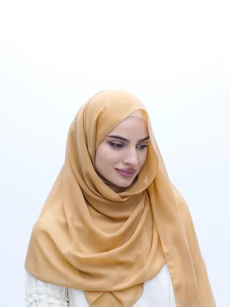 Potret Wanita Muslim Yang Cantik Dalam Pakaian Modis Dengan Hijab — Stok Foto