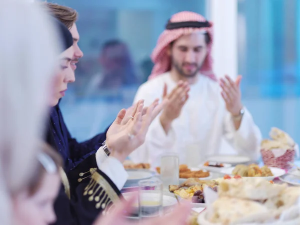 Eid Mubarak Muszlim Emberek Imádkoznak Előtt Iftar Vacsora Hagyományos Ételeket — Stock Fotó