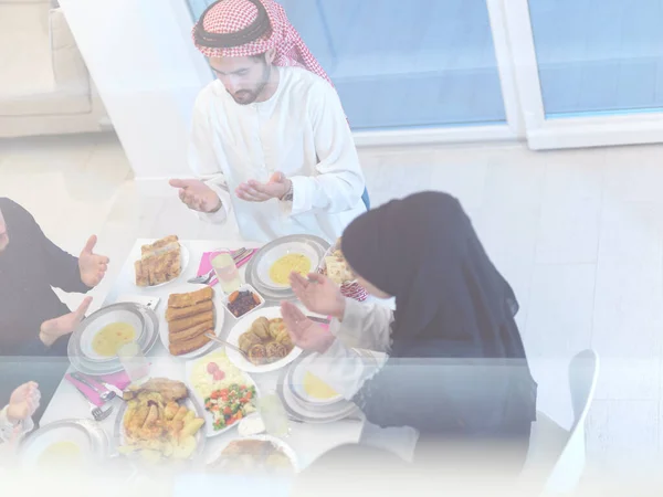 Eid Mubarak Povo Muçulmano Rezando Antes Jantar Iftar Comer Comida — Fotografia de Stock