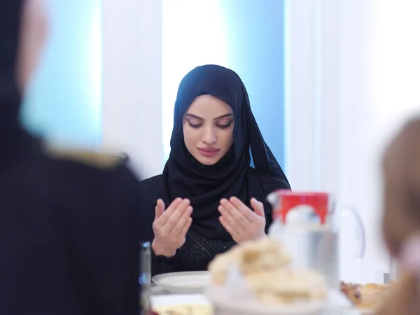 Mooie Moslim Vrouw Modieuze Jurk Met Hijab Het Maken Van — Stockfoto