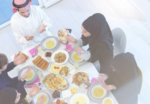 在Iftar晚餐前 埃及穆巴拉克穆斯林祈祷 斋月期间在家里吃传统食物 现代西方伊斯兰家庭的伊斯兰圣餐与饮酒 — 图库照片