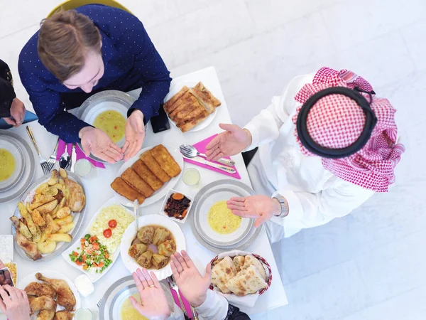 イード ムバラクイフタールの夕食前に祈るイスラム教徒 ラマダーン月の家で伝統的な食べ物を食べる 現代の西洋イスラム家族でのイスラムハラールの食事と飲み物 — ストック写真