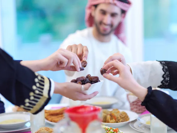 Eid Mubarak Familia Musulmana Teniendo Iftar Cena Comer Fechas Para — Foto de Stock