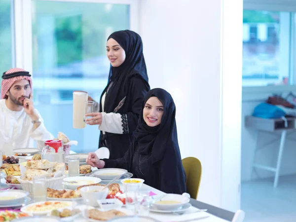 Eid Mubarak Família Muçulmana Ter Iftar Jantar Água Potável Para — Fotografia de Stock