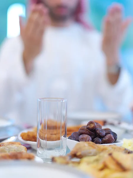 Junger Arabisch Muslimischer Mann Der Traditionelle Gebete Gott Verrichtet Hält — Stockfoto