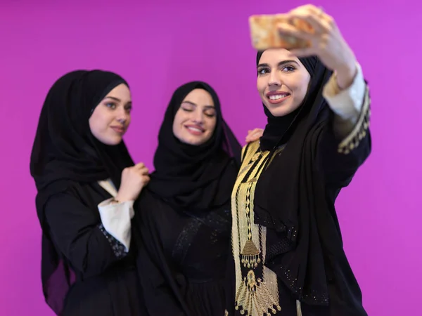 Группа Красивых Мусульманских Женщин Модном Платье Хиджабом Помощью Мобильного Телефона — стоковое фото