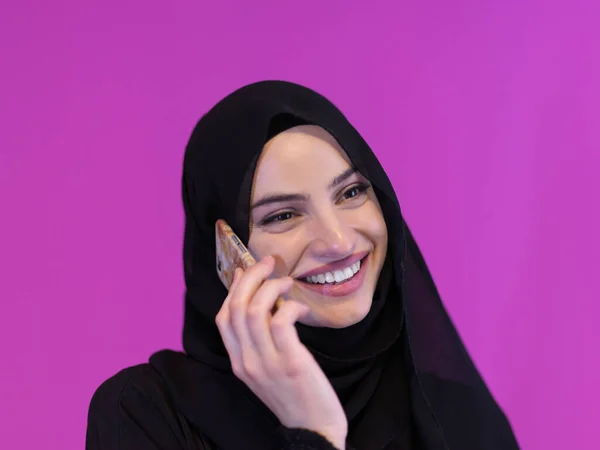 Muda Muslim Wanita Bisnis Modern Menggunakan Smartphone Mengenakan Pakaian Jilbab — Stok Foto