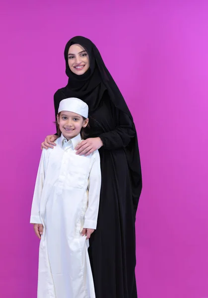 Portrait Heureuse Mère Musulmane Famille Arabe Fils Portant Des Vêtements — Photo