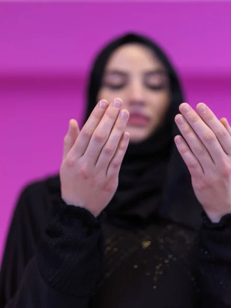 Vacker Muslimsk Kvinna Fashionabla Klänning Med Hijab Gör Traditionell Bön — Stockfoto