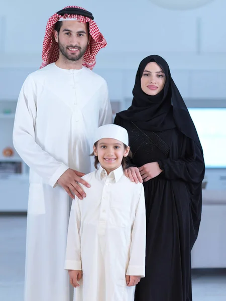 Portré Fiatal Boldog Arab Muszlim Család Pár Fia Hagyományos Ruhák — Stock Fotó