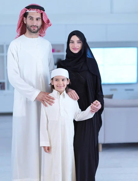 Porträt Eines Jungen Glücklichen Arabisch Muslimischen Familienpaares Mit Sohn Traditioneller — Stockfoto