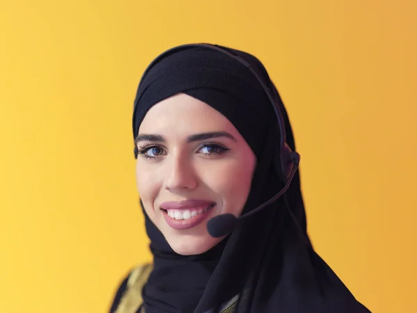 Portret Van Moslim Vrouw Met Hijab Sjaal Klant Vertegenwoordiger Zakelijke — Stockfoto