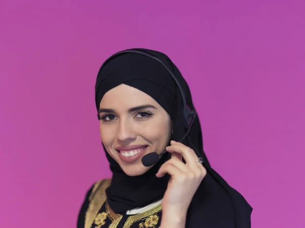 Potret Perempuan Muslim Dengan Jilbab Scarf Wanita Bisnis Perwakilan Pelanggan — Stok Foto