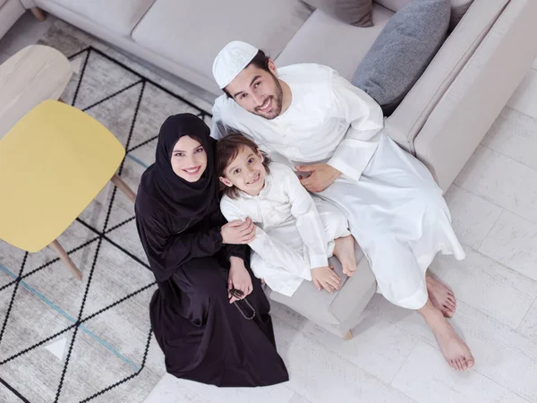 Padres Familia Musulmanes Tradicionales Con Niños Leyendo Corán Rezando Juntos —  Fotos de Stock
