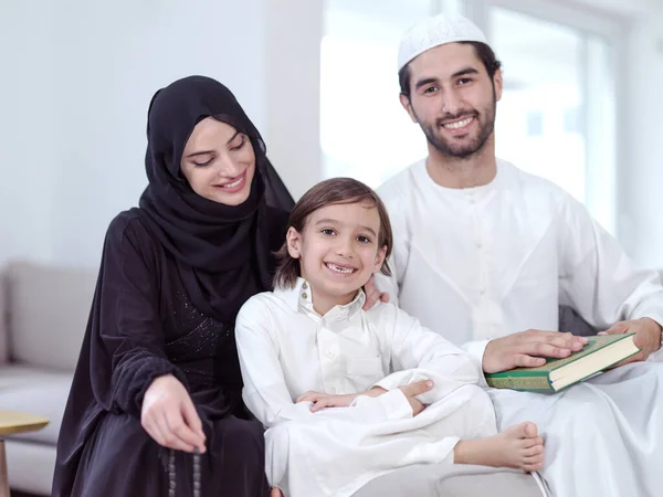 Traditionele Moslim Familie Ouders Met Kinderen Die Koran Lezen Samen — Stockfoto